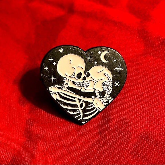 🔥3 for $23🔥💀🖤 Moonlight Skull Lovers Enamel Brooch/Pin 🖤💀 - Picture 2 of 3